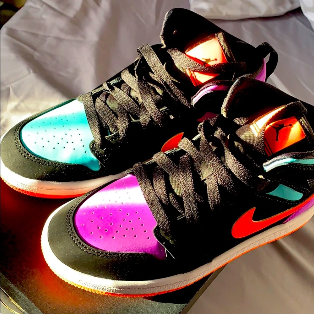 Girls Air Jordan 1 mid new in box. SOLD OUT